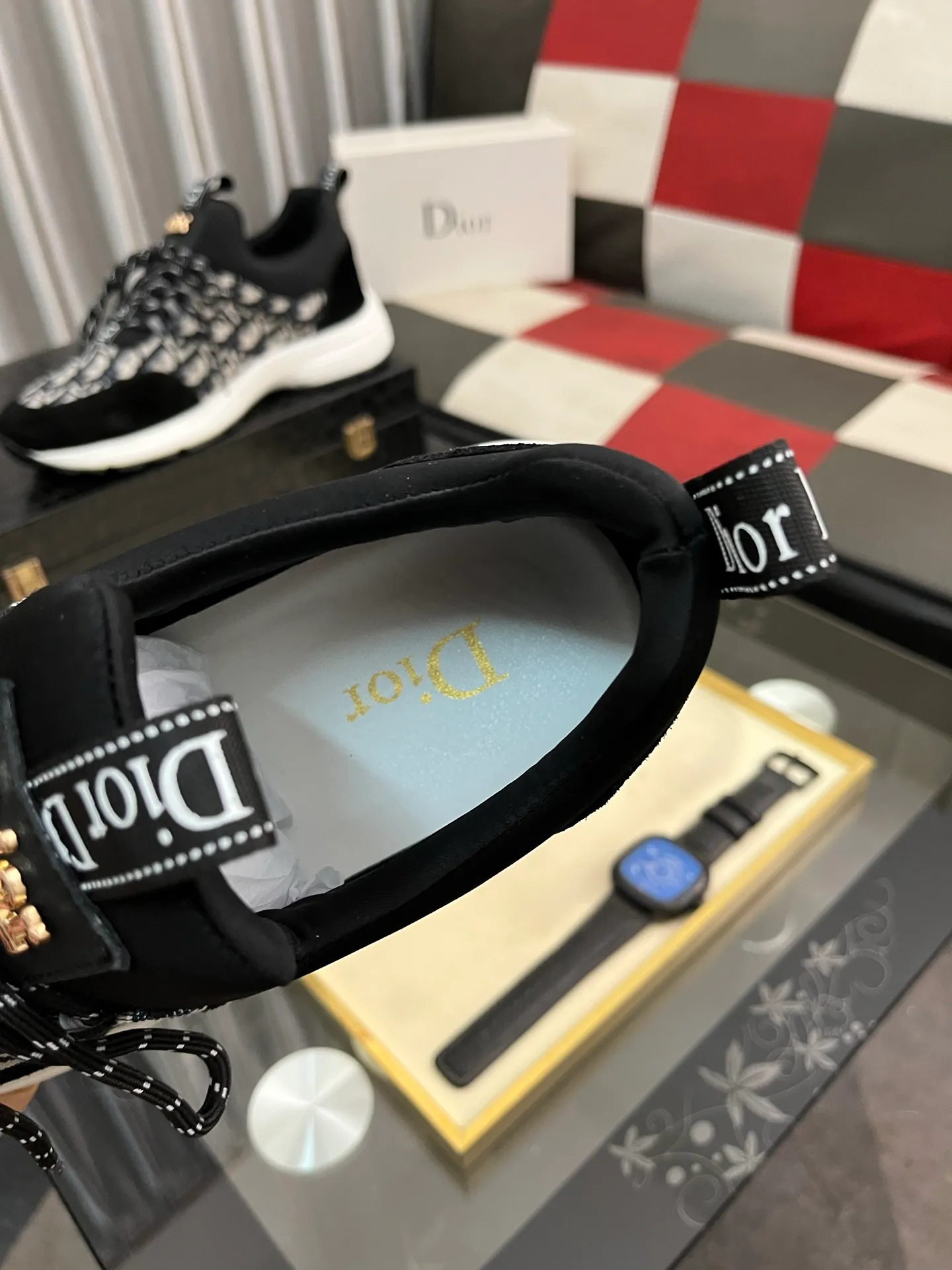 Men's Men's Shoes💰440⌚️⌚️ Dior's casual and sporty style combines the elements of dad's bag-soled shoes. It has successfully broken through the dad shoe style that has been on the streets in recent years and has become a beautiful landscape in luxury goods. The fabric is high mercerized with breathable mesh. The mesh on both sides of the shoe is made of three layers of composite technology. The bottom process uses package molding fabrics: imported high mercerized 🐂 cowhide stitching with original customized D-shaped mesh code number: 38-444️⃣ Colors available